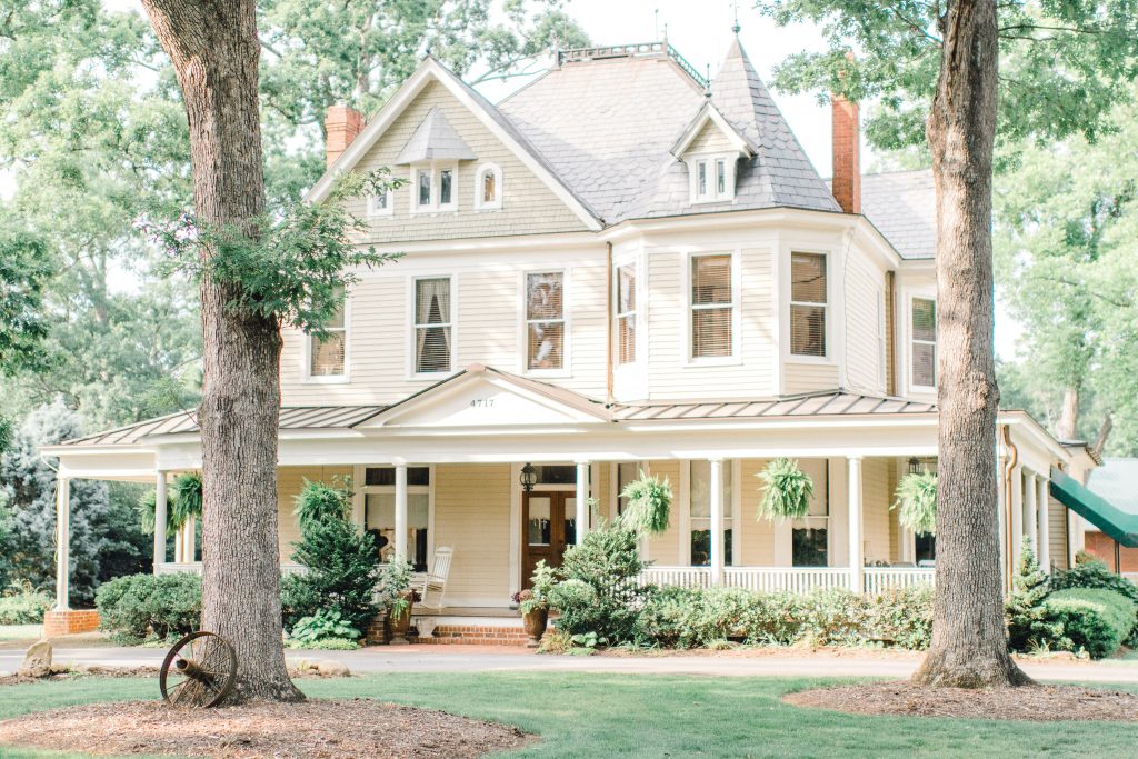 charlotte-wedding-photographer-alexander-homestead-uptown-charlotte-alyssa-frost-photography-bright-and-airy-historic-house