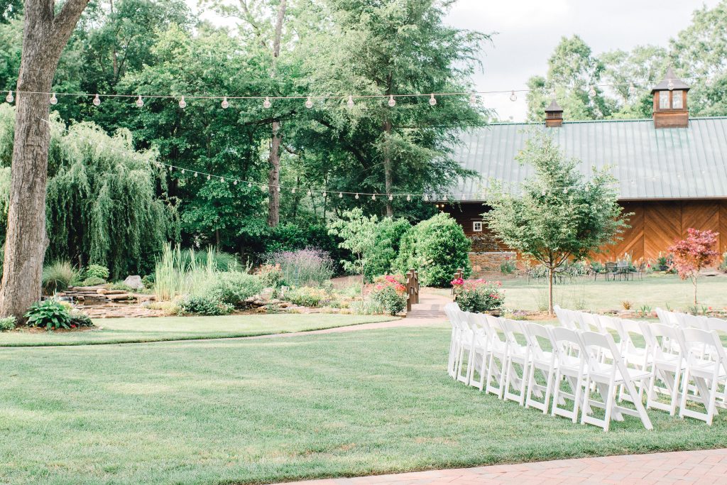 charlotte-wedding-photographer-alexander-homestead-uptown-charlotte-alyssa-frost-photography-bright-and-airy-barn-ceremony