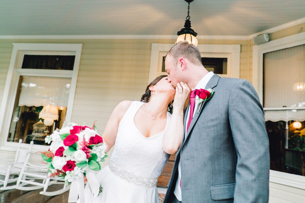 charlotte-wedding-photographer-alexander-homestead-uptown-charlotte-alyssa-frost-photography-bright-and-airy-wedding-kiss-bride-and-groom