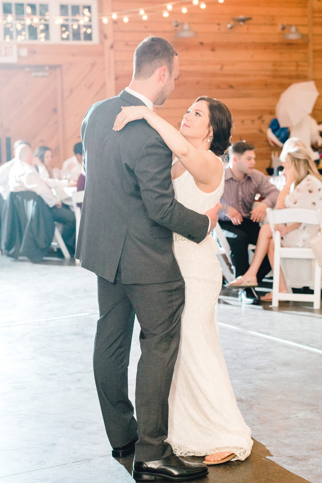 charlotte-wedding-photographer-alexander-homestead-uptown-charlotte-alyssa-frost-photography-bright-and-airy-reception-first-dance