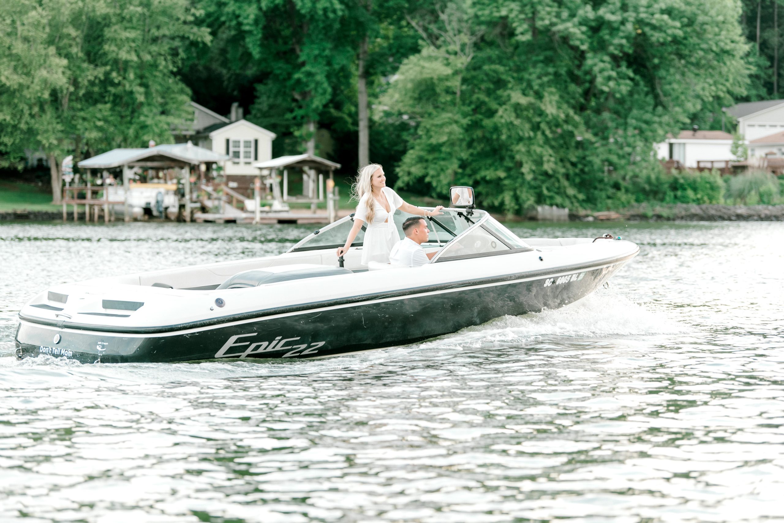 couple driving boat in Lake Wylie